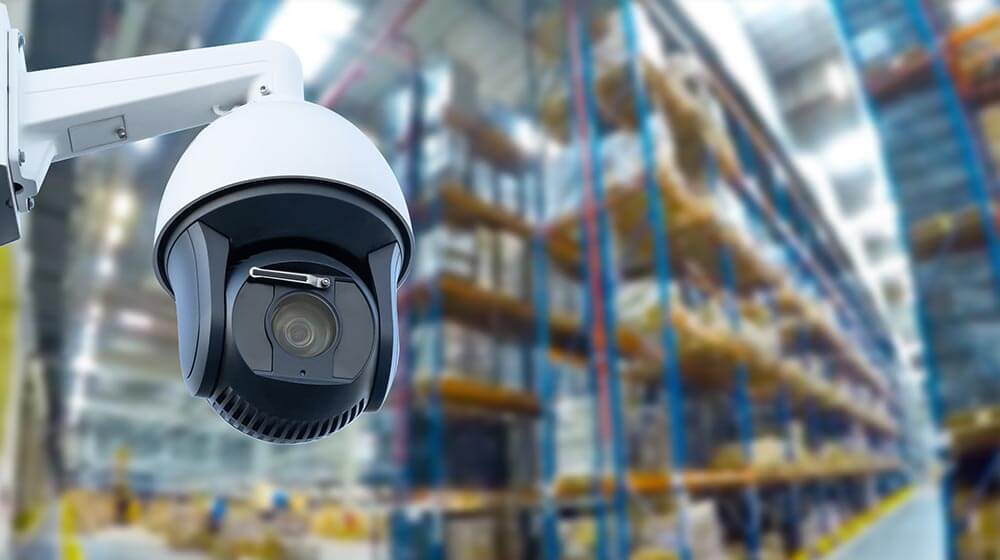 Installateur de caméra de surveillance dans un entrepôt à Strasbourg