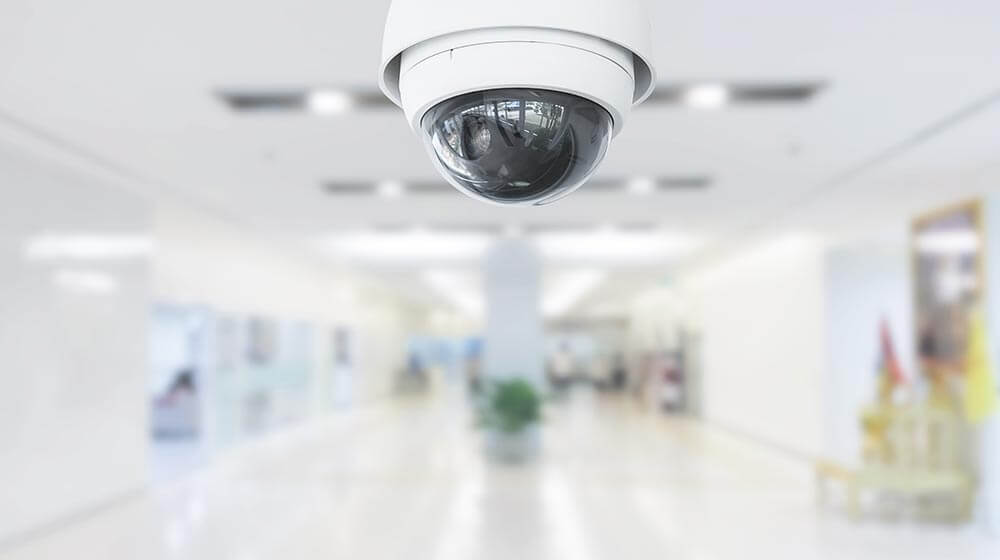 Installateur de caméra de surveillance dans une galerie marchande à Strasbourg